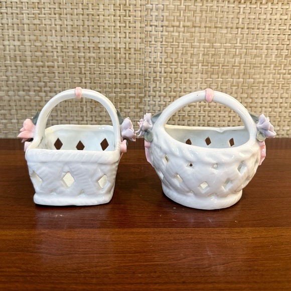 🌟HP🌟VTG 1990s 2 Small White Porcelain Reticulated Applied Floral Baskets - Picture 4 of 5